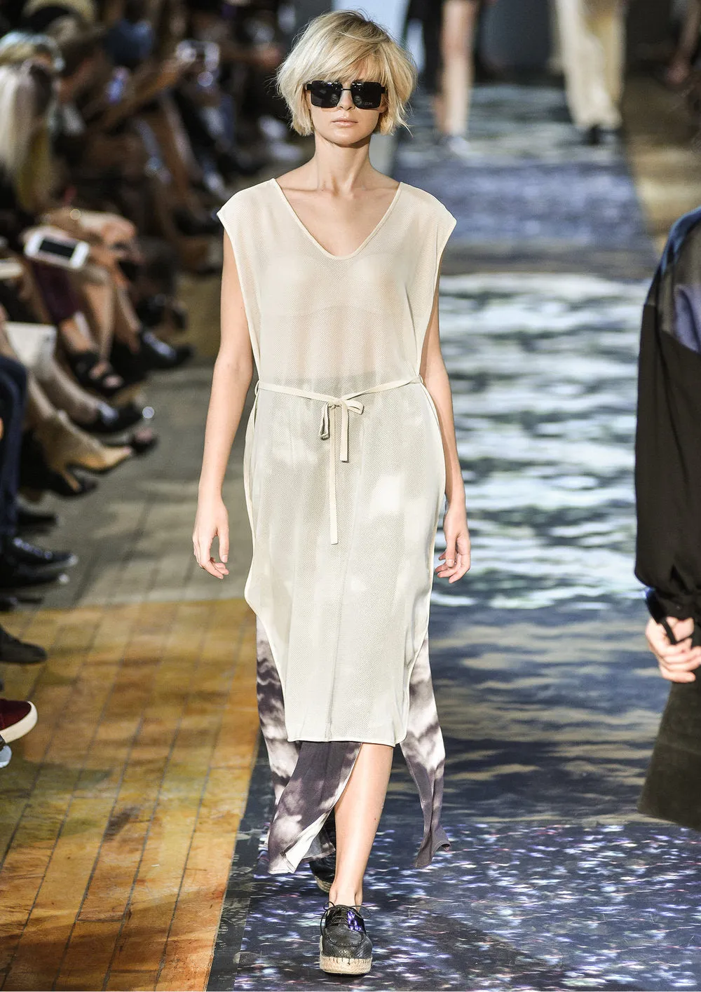 DRESS SLEEVELESS CREME MESH