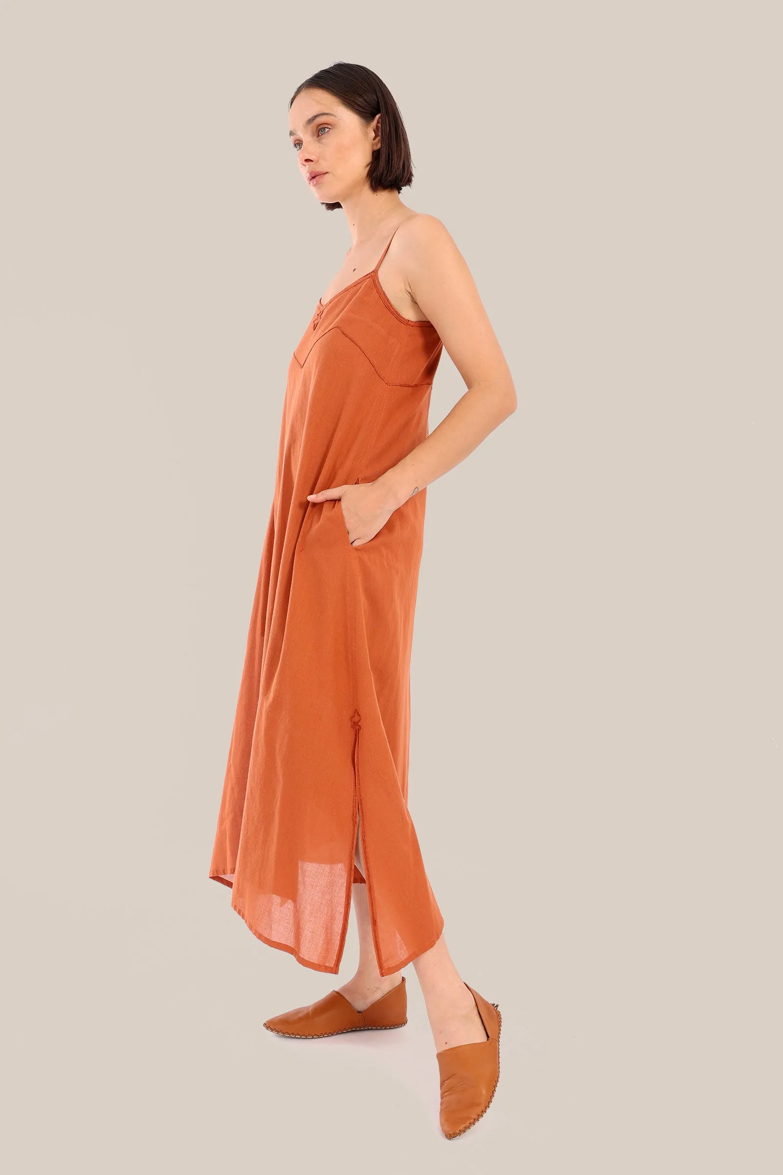 Embroidered long sleeveless dress with pockets