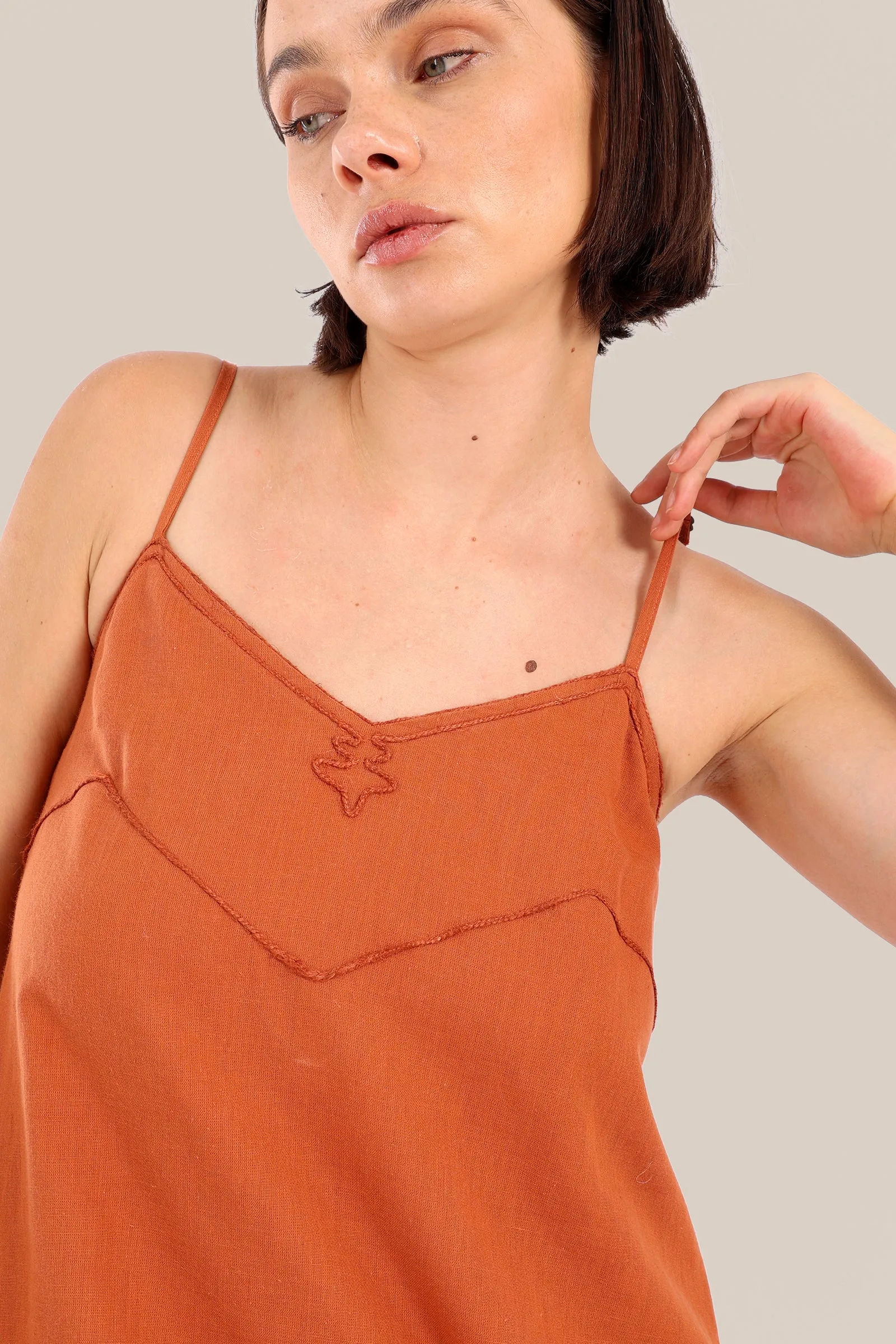 Embroidered long sleeveless dress with pockets