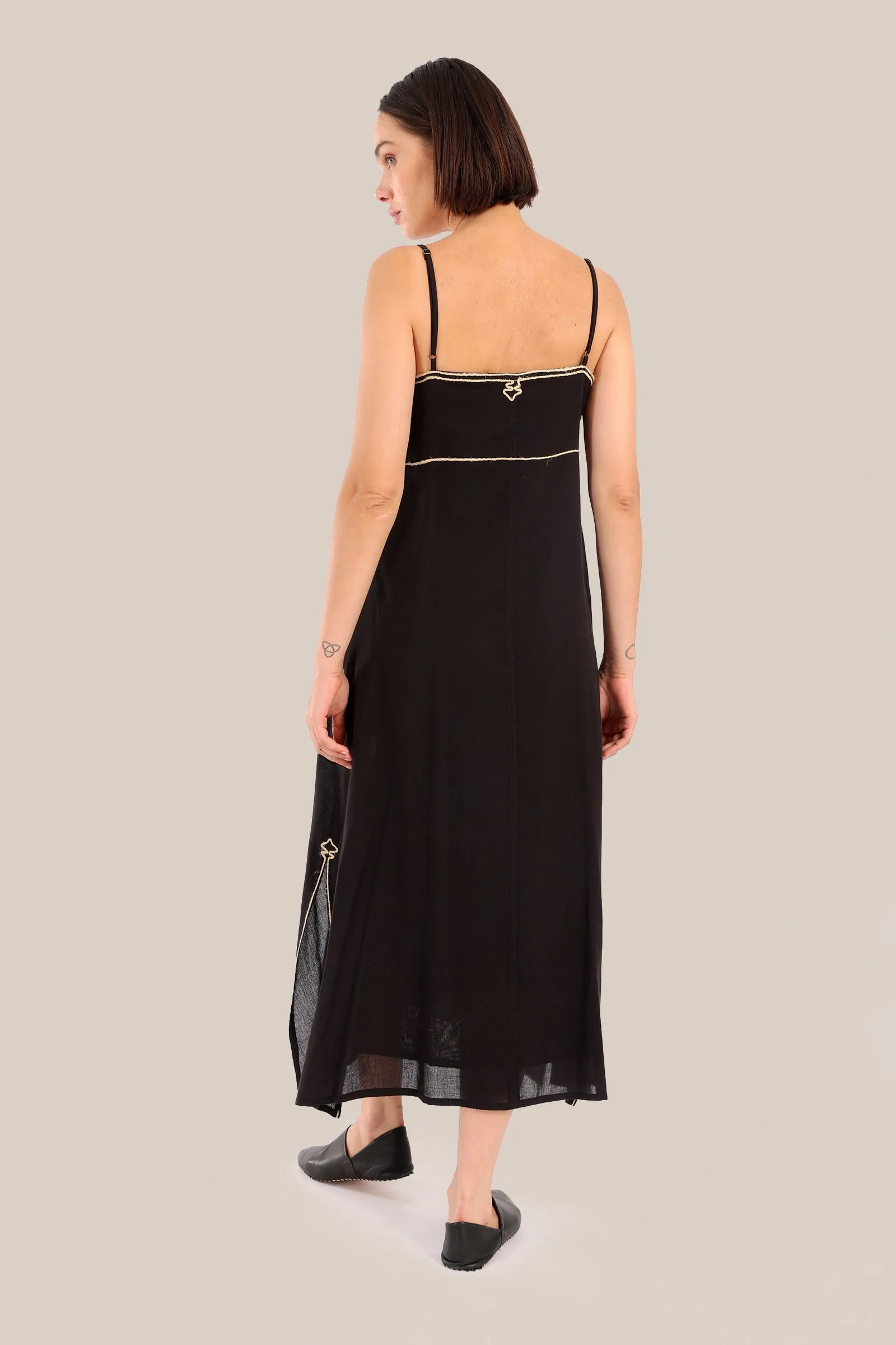 Embroidered long sleeveless dress with pockets